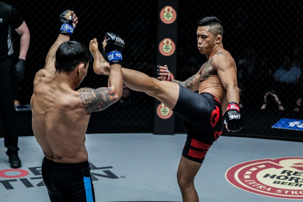 Martin Nguyễn bảo vệ ngôi vương hạng Featherweight