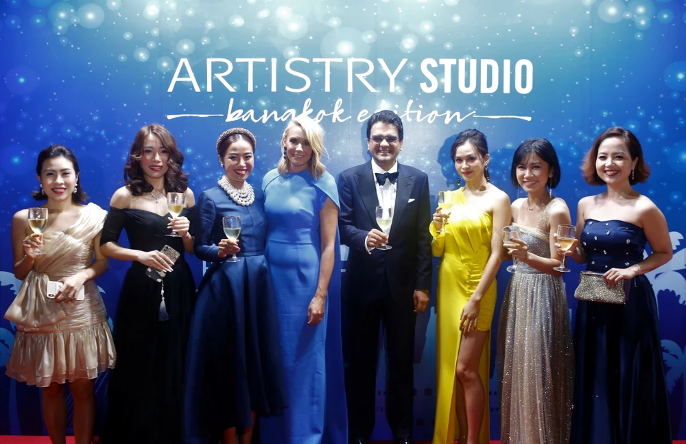 Andrea DeVos (áo xanh), Đại sứ toàn cầu Global Passionista của Artistry Studio, 6 Passionista tự tin đại diện cho Artistry Việt Nam mang màu sắc hiện đại và đầy cá tính sải chân trên thảm đỏ Busan