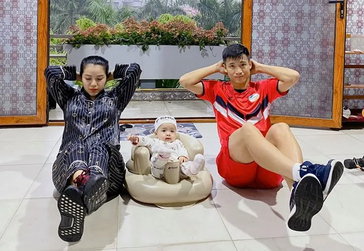 Mùa Covid-19, trung vệ Bùi Tiến Dũng bồng con biểu diễn tâng khăn giấy ảnh 2