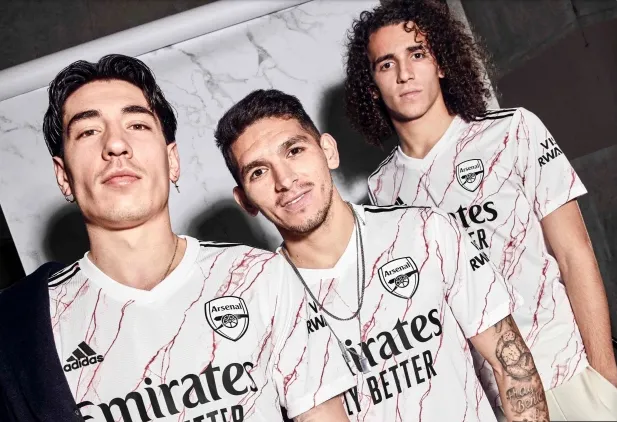 Arsenal ra mắt áo sân khách lấy cảm hứng từ sảnh đá cẩm thạch huyền thoại trong SVĐ Highbury ảnh 3