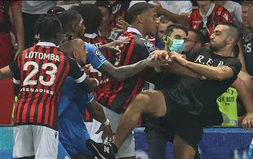 Nice vs Marseille 1-0 (hoãn): Dimitri Payet bị CĐV Nice ném chai nước vào người và bị lao vào đánh, trọng tài Benoit Bastien dừng trận đấu ở phút 75 ảnh 3