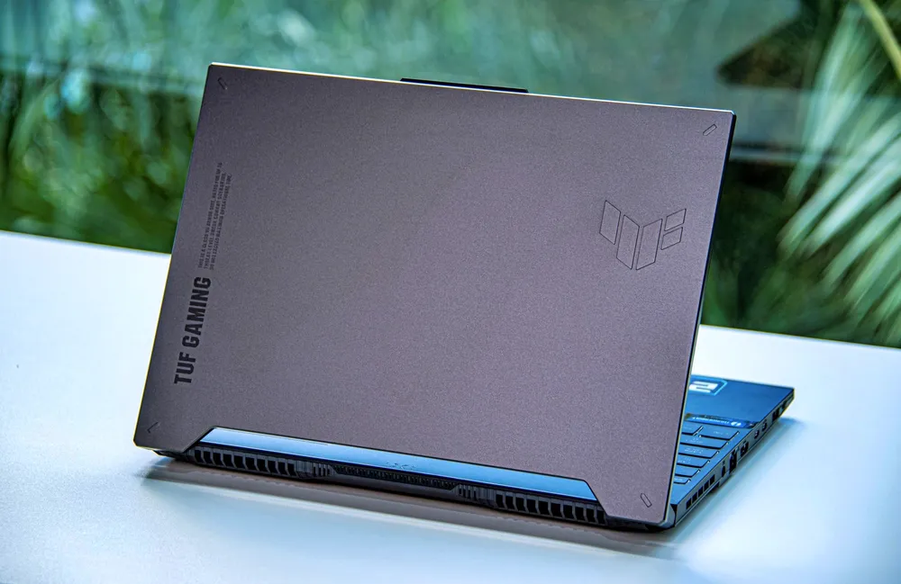 Mặt lưng cũng được tái thiết kế với điểm nhấn là logo TUF dập nổi Mặt lưng cũng được tái thiết kế với điểm nhấn là logo TUF dập nổi