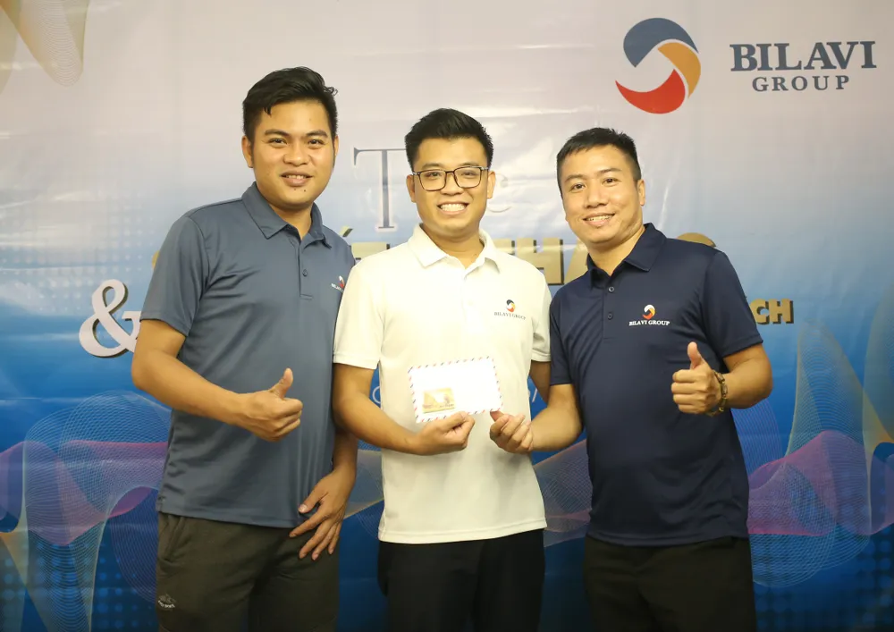 Nguyễn Trần Thanh Tự (bìa trái) là cơ thủ đầu tiên cùng giành HCV ở nội dung carom 1 băng và carom 3 băng tại SEA Games