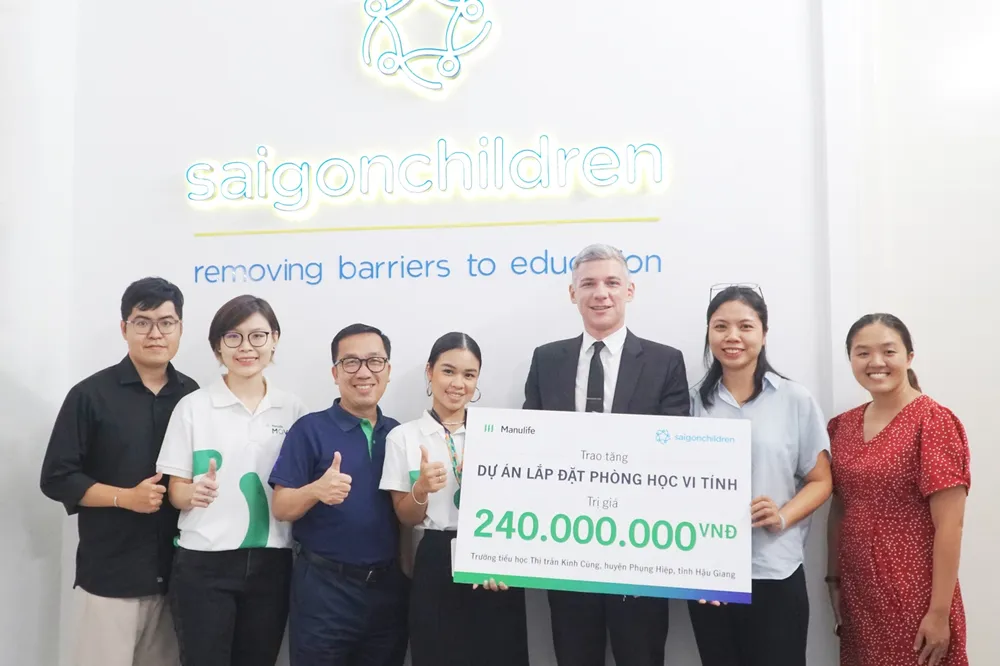 Tổ chức Saigon Children’s Charity thay mặt trường tiểu học Kính Cùng tiếp nhận khoản đóng góp từ đại diện Manulife Việt Nam Tổ chức Saigon Children’s Charity thay mặt trường tiểu học Kính Cùng tiếp nhận khoản đóng góp từ đại diện Manulife Việt Nam