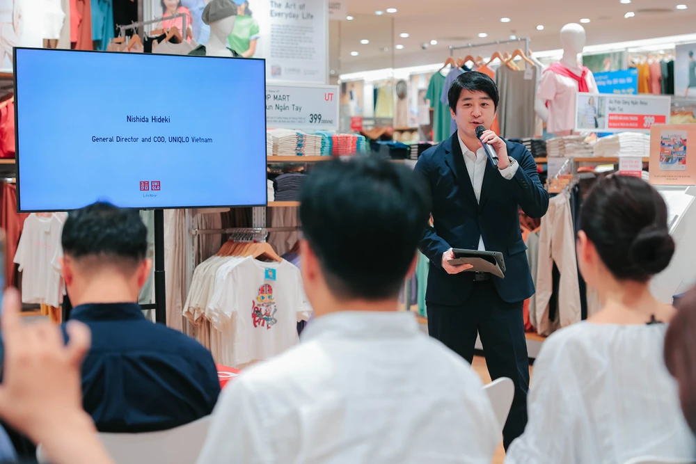 Ông Hideki Nishida, Tổng Giám đốc Uniqlo Việt Nam, chia sẻ thông tin với báo giới