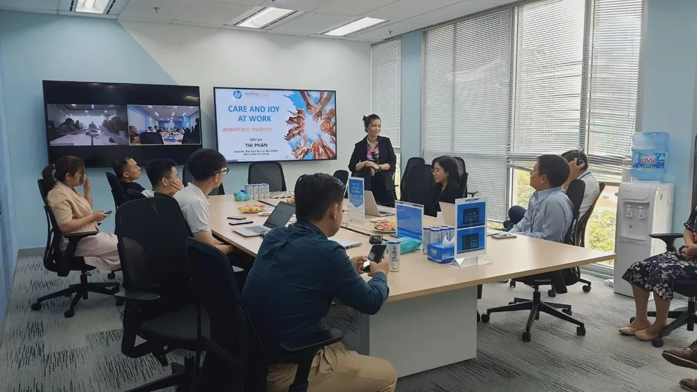 Buổi chia sẻ chủ đề “CARE AND JOY AT WORK” hướng đến các nhân viên nữ tại HP trong tuần lễ tổ chức ngày Quốc tế Phụ nữ nhằm xóa bỏ rào cản giới tính