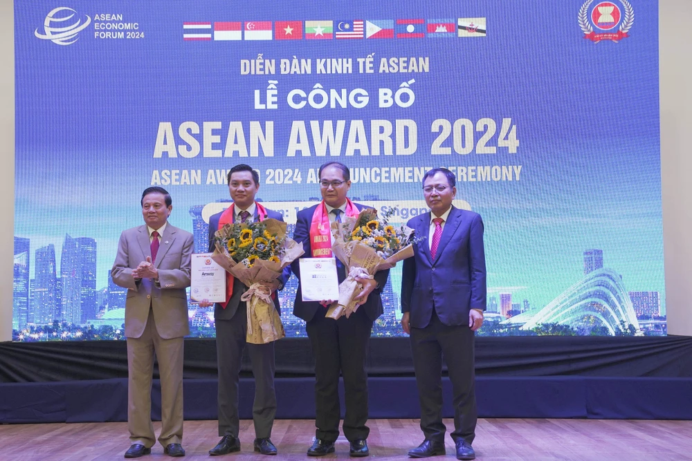 Đại diện Amway Việt Nam (thứ 2, bên trái) nhận giải tại lễ công bố ASEAN Award 2024