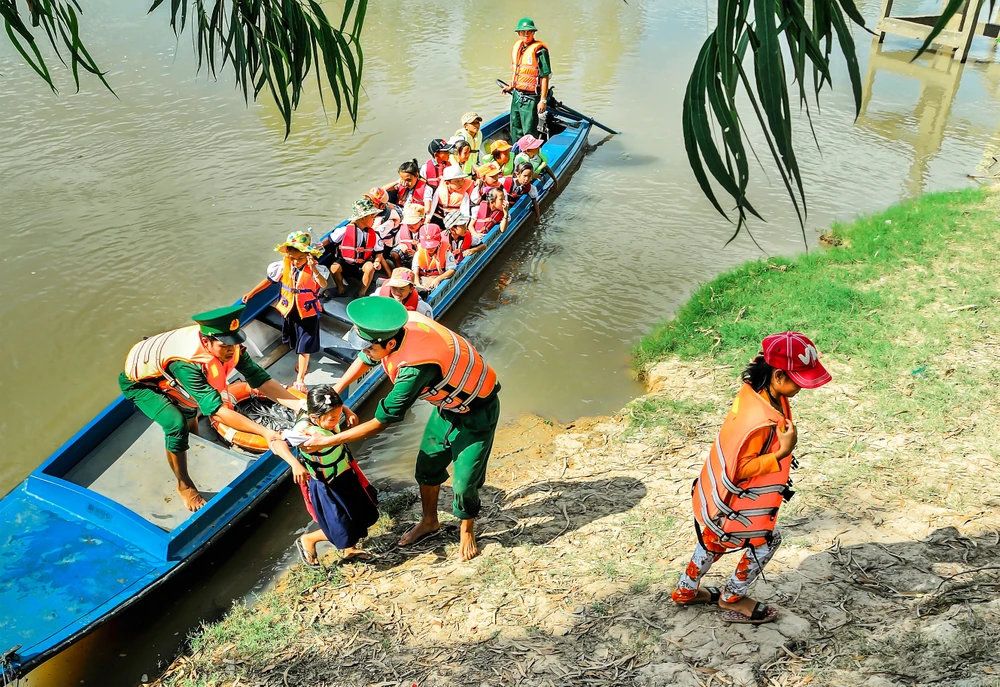 Tác phẩm "Vì tuổi thơ" - tác giả Hiếu Minh Vũ Hiếu Minh Vũ - Vì tuổi thơ.jpeg