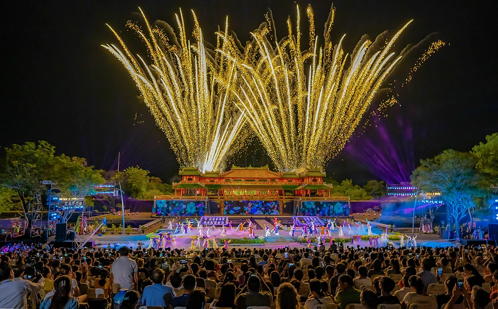 Tác phẩm "Khoảnh khắc pháo hoa màn khai mạc Festival Huế" - tác giả Lê Đình Hoàng Lê Đình Hoàng - Khoảnh khắc pháo hoa màn khai mạc Festival Huế.jpeg