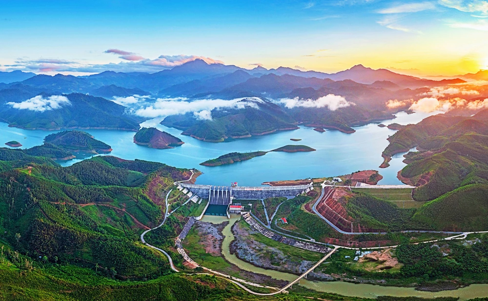 Tác phẩm "Ngày mới trên Hồ Nước Trong" - tác giả Nguyễn Hữu Thư Nguyễn Hữu Thư - Ngày mới trên Hồ Nước Trong.jpeg