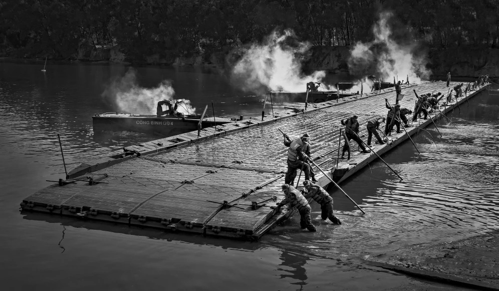 Tác phẩm "Ghép phà chống lũ" - tác giả Nguyễn Trung Trực Nguyễn Trung Trực - Ghép phà chống lũ.jpeg