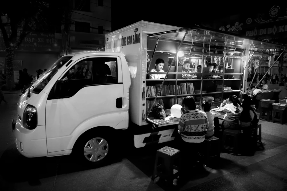 Tác phẩm "Mang ánh sáng tri thức qua xe thư viện lưu động" - tác giả Nguyễn Văn Kỳ Nam Nguyễn Văn Kỳ Nam - Mang ánh sáng tri thức qua xe thư viện lưu động.jpeg