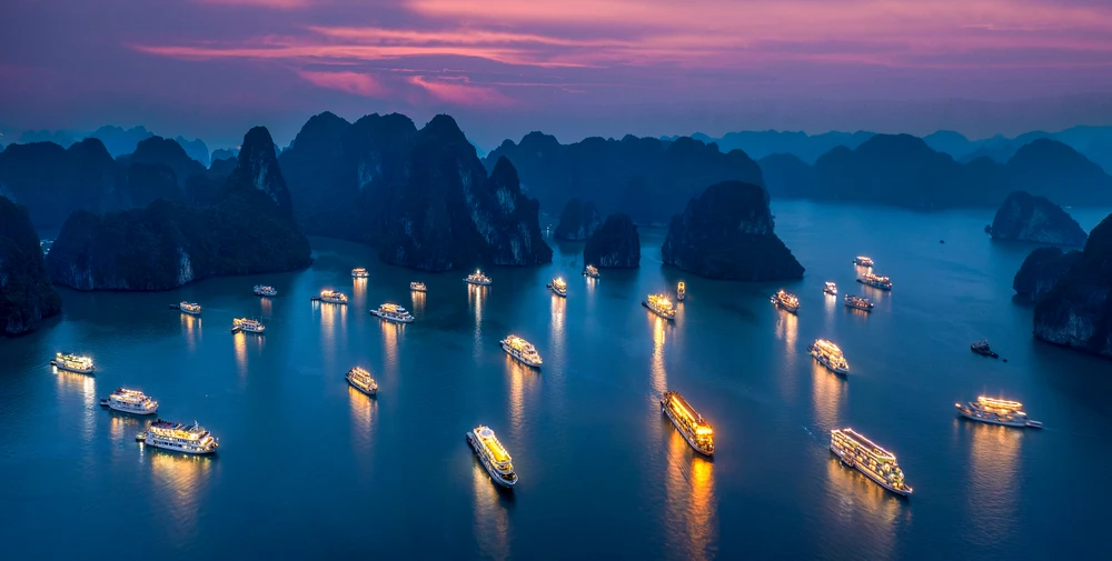 Tác phẩm "Đêm trên vịnh di sản" - tác giả Phạm Quốc Dũng Phạm Quốc Dũng - Đêm trên vịnh di sản.jpeg