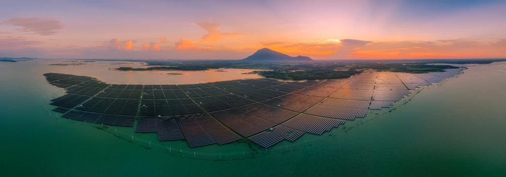 Tác phẩm "Điện mặt trời trên hồ Dầu Tiếng" - tác giả Phạm Quốc Hưng Phạm Quốc Hưng - Điện mặt trời trên hồ Dầu Tiếng.jpeg