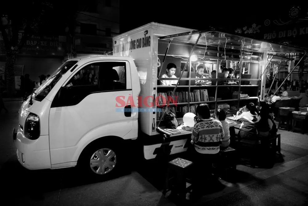 Mang ánh sáng tri thức qua xe thư viện lưu động - Chủ đề Vì trẻ thơ nguyen-van-ky-nam-mang-anh-sang-tri-thuc-qua-xe-thu-vien-luu-dong-9382-1927.jpeg.jpg
