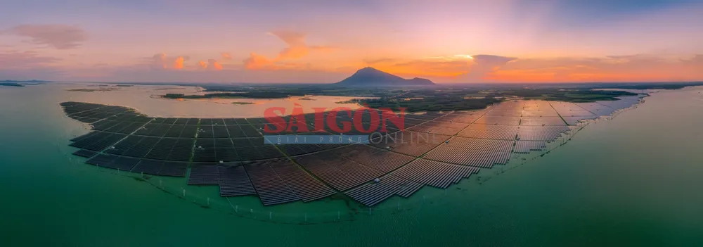 Điện mặt trời trên hồ Dầu Tiếng - Chủ đề Phát triển xanh pham-quoc-hung-dien-mat-troi-tren-ho-dau-tieng-3674-3945.jpeg.jpg