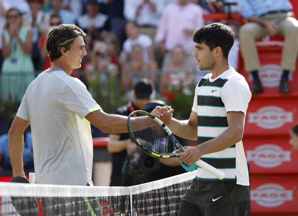 Carlos Alcaraz vs Adam Walton 6-4, 7-6 (7-4): Sau khi đăng quang Roland  Garros, Alcaraz dễ dàng hạ Walton, giành vé vòng 2 Queen's Club  Championships 2025 | CHUYÊN TRANG THỂ THAO