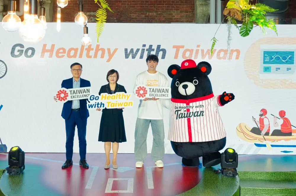 Ông Joe Chou, Phó Chủ tịch Điều hành TAITRA; bà Susan Hu, Phó Cục trưởng TITA; Vận động viên bóng chày chuyên nghiệp Lin An-Ko; cùng Fu Bear, linh vật của Taiwan Excellence (từ trái sang phải)