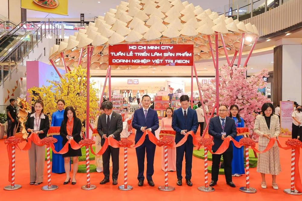 Đại diện AEON Việt Nam và ITPC thực hiện nghi thức khai mạc sự kiện