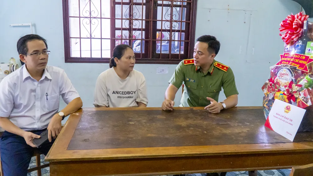 Trung tướng Mai Hoàng thăm hỏi, động viên bà Hoàng Thị Bích Vân, thuộc diện gia đình có hoàn cảnh khó khăn tại phường Bà Rịa Trung tướng Mai Hoàng ân cần thăm hỏi, động viên bà Hoàng Thị Bích Vân, thuộc diện gia đình có hoàn cảnh khó khăn tại phường Bà Rịa.jpg