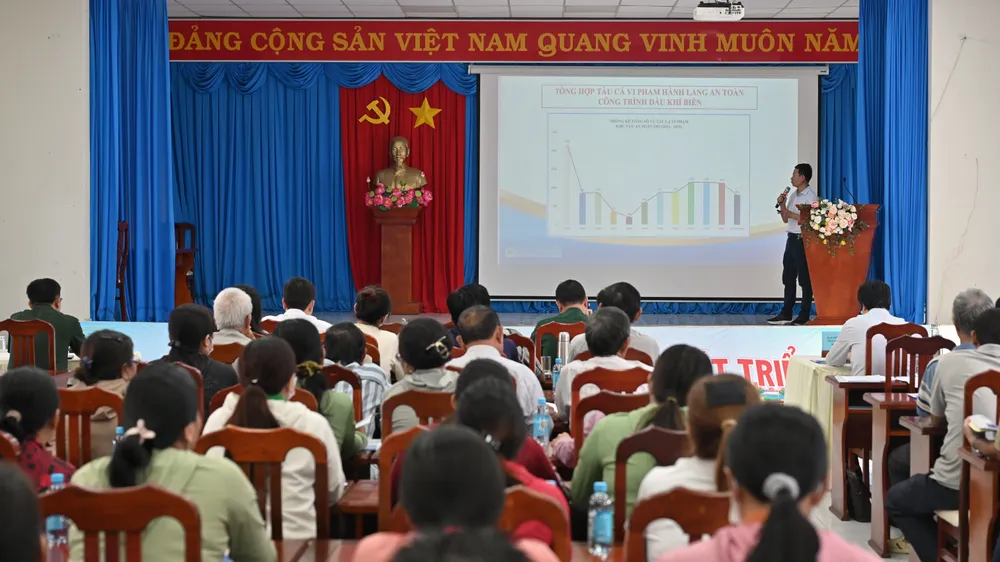 Báo cáo viên tuyên truyền bảo đảm an ninh, an toàn các công trình dầu khí trên biển DSC_7148.jpeg