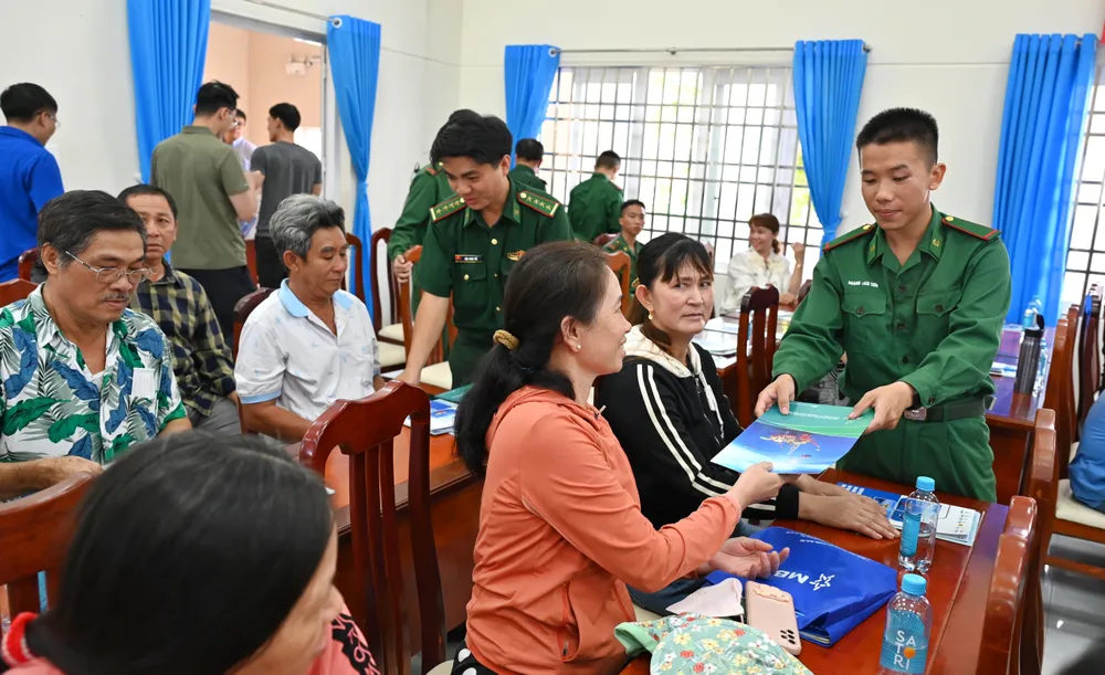 Ban tổ chức cấp phát tài liệu tuyên truyền và tờ rơi có in bản đồ, tọa độ các công trình dầu khí trên biển để ngư dân dễ dàng nhận biết khi hoạt động trên biển DSC_7170_SnapseedCopy.jpeg