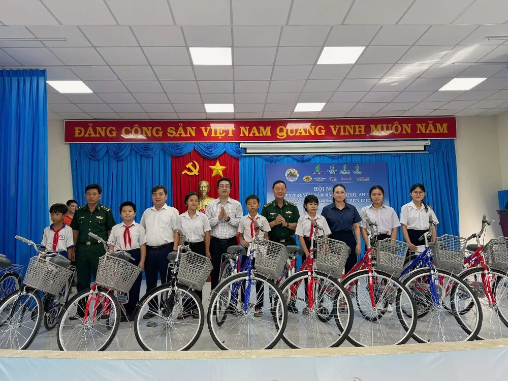 Ban Tổ chức trao tặng xe đạp cho học sinh là con ngư dân có hoàn cảnh khó khăn trên địa bàn xã Long Hải IMG_1091.jpeg