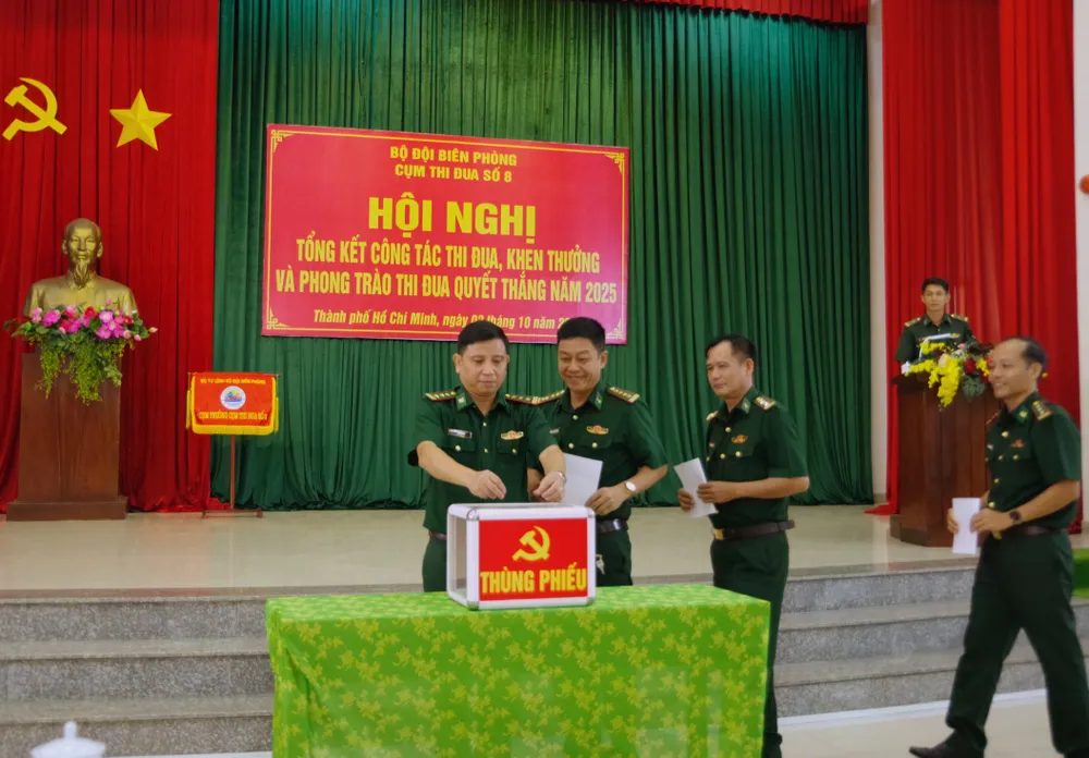 Tại hội nghị, các đại biểu đã bỏ phiếu bầu 2 đơn vị có thành tích xuất sắc, đề nghị Bộ Tư lệnh Bộ đội Biên phòng tặng cờ thi đua năm 2025 gồm Hải đoàn Biên phòng 38 và Hải đoàn Biên phòng 48 _IMG1035.jpeg