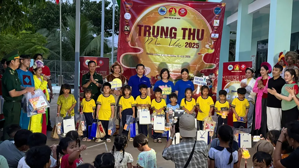 Học sinh tại Trường Tiểu học Thạnh An nhận quà Trung thu. Ảnh: LƯƠNG KIỂM Đại tá Trương Minh Tuấn, Phó Chỉ huy trưởng BĐBP thành phố và các mạnh thường quân tặng quà trung thu cho các cháu học sinh tại Trường Tiểu học Thạnh An xã Thạnh An, TP. HCM (Ảnh Lương Kiểm)..jpg