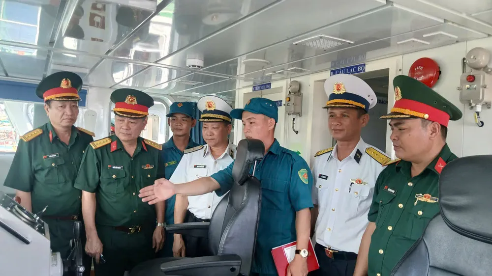 Đoàn tiến hành kiểm tra thực tế tại các tàu Hải đội dân quân thường trực. Ảnh: ANH THƠ Đoàn kiểm tra tiến hành kiểm tra thực tế tại các tàu Hải đội dân quân thường trực.jpg