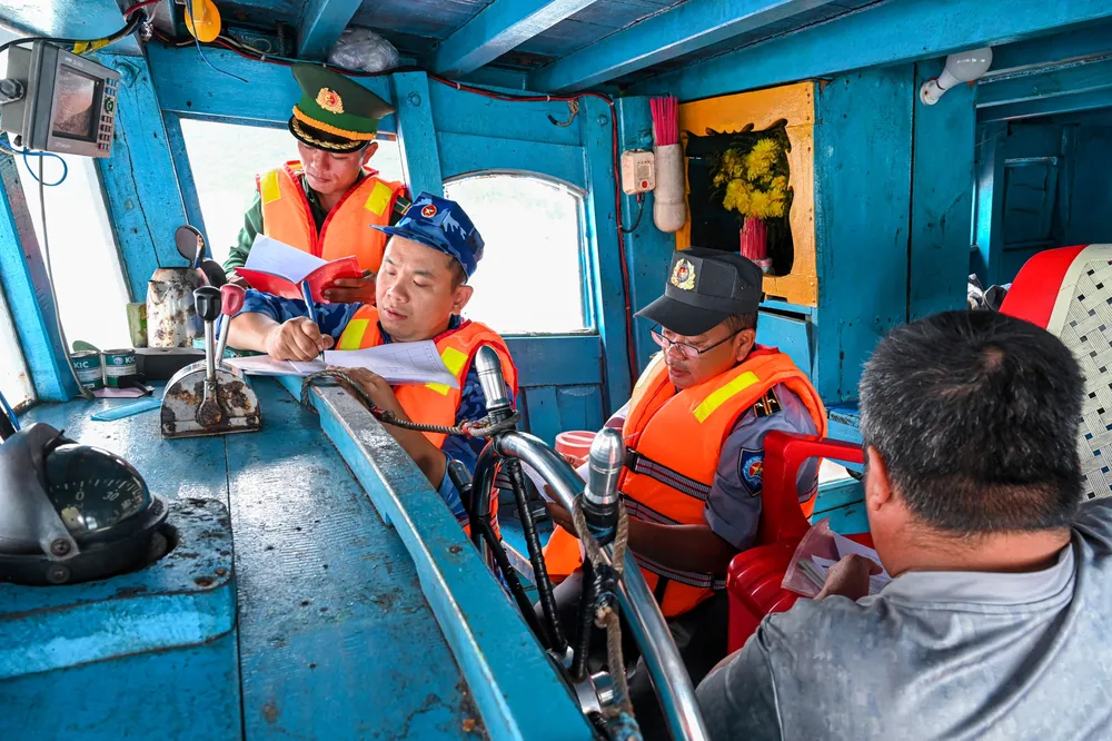 Lực lượng chức năng làm việc với thuyền trưởng và kiểm tra giấy tờ, hồ sơ pháp lý của tàu cá và thuyền viên 1000072329.jpg