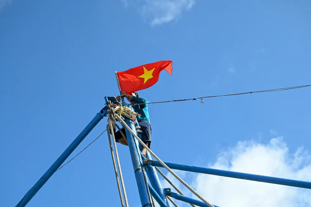 Với ngư dân, lá cờ Tổ quốc tung bay trên mỗi con tàu vươn khơi, giữa muôn trùng sóng gió biển cả như một lời khẳng định giữ vững ngư trường, là biểu tượng cột mốc chủ quyền thiêng liêng trên biển 1000072356.jpg