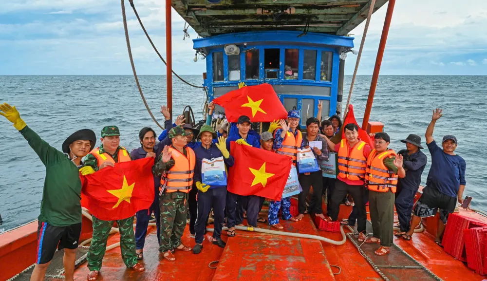 Đoàn công tác tặng cờ Tổ quốc và nhu yếu phẩm đến ngư dân của các tàu cá hoạt động trên biển 1000072358.jpg