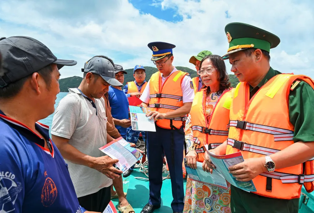 Đoàn công tác tuyên truyền, nhắc nhở ngư dân tuân thủ nghiêm túc các quy định của pháp luật về chống khai thác hải sản bất hợp pháp, không báo cáo và không theo quy định (IUU) 1000072360.jpg