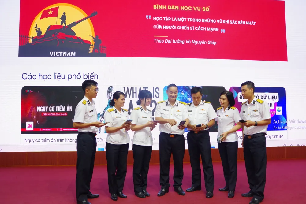 Cán bộ, chiến sĩ Vùng 2 Hải quân được trang bị khối kiến thức cơ bản và các kỹ năng số 4. Vùng 2 Hải quân trang bị đầy đủ kiến thức và kỹ năng số cho cán bộ, chiến sĩ.JPG