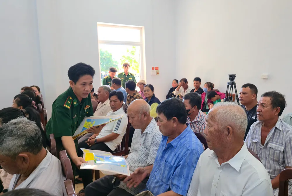 Đồn Biên phòng Phước Hải phát tờ rơi có in tọa độ và thông tin các công trình dầu khí trên biển cho ngư dân anh 1, phat to roi.jpg