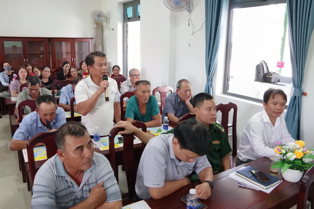 Ngư dân đóng góp ý kiến tại hội nghị anh 4, đóng góp ý kiến.JPG