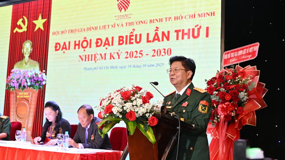Đại tá, nhà báo Trần Thế Tuyển, nguyên Chủ tịch HHTGĐLS-TB TPHCM phát biểu khai mạc 1000073250.jpg