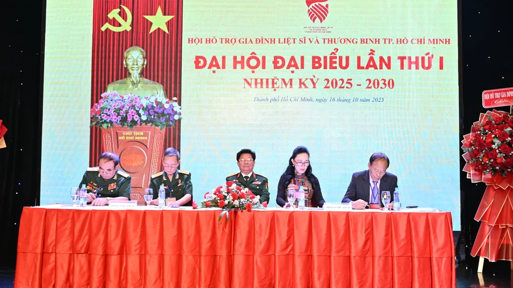 Các đồng chí chủ trì điều hành đại hội 1000073256.jpg