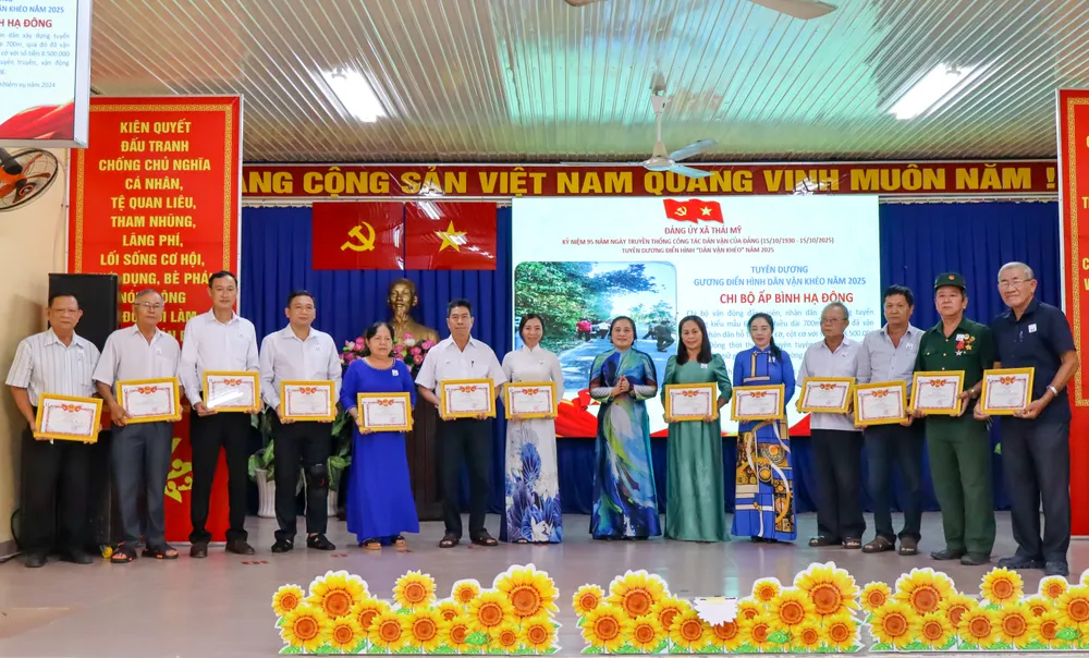 Các gương điển hình Dân vận khéo được tuyên dương Các gương điển hình Dân vận khéo được tuyên dương tại hội nghị.jpg