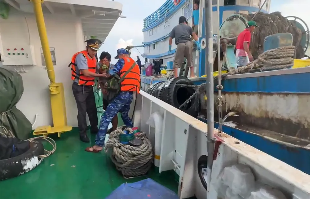 Fartyget KN 201 närmade sig fiskebåten och tog fiskarna till räddningsfartyget. Tàu KN 201 tiếp cận tàu cá và đưa ngư dân sang tàu cấp cứu.jpg