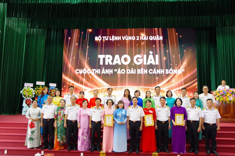 3. Thủ trưởng các đơn vị chụp ảnh với các thí sinh đạt giải cao trong cuộc thi ảnh.JPG