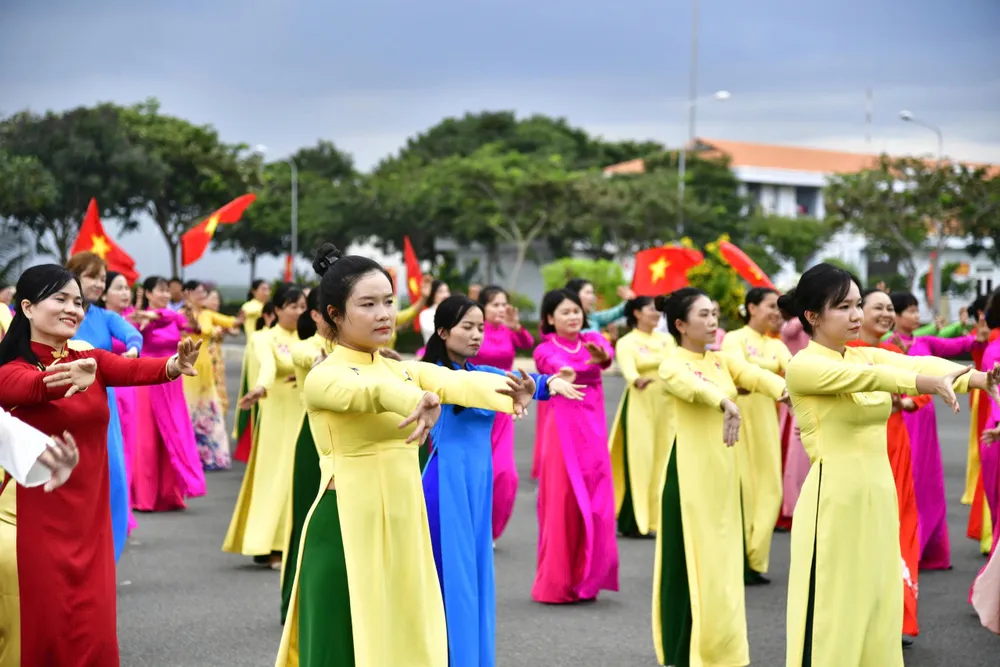 5. Những bông hoa của phụ nữ Hải quân bên tà áo dài truyền thống, thể hiện nét đẹp Việt Nam.jpg