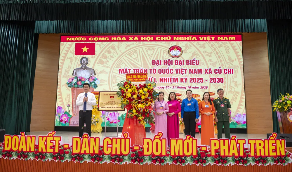 Đồng chí Hứa Quốc Hưng, Bí thư Đảng ủy, Chủ tịch HĐND xã Củ Chi tặng Bức trướng của Ban Chấp hành Đảng bộ xã và hoa chúc mừng đại hội Đồng chí Hứa Quốc Hưng, Bí thư Đảng ủy, Chủ tịch HĐND xã Củ Chi tặng Bức Trướng của Ban Chấp hành Đảng bộ xã và hoa chúc mừng Đại hội Đại biểu UBMTTQ Việt Nam xã, nhiệm kỳ 2025-2030.jpg