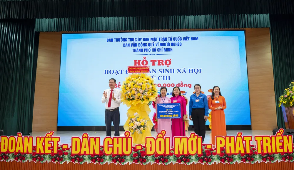 Đồng chí Nguyễn Thành Trung, Thành ủy viên, Phó Chủ tịch Ủy ban MTTQ Việt Nam TPHCM trao bảng tượng trưng 300 triệu đồng hỗ trợ hoạt động an sinh xã hội NGCHNG~1.JPG