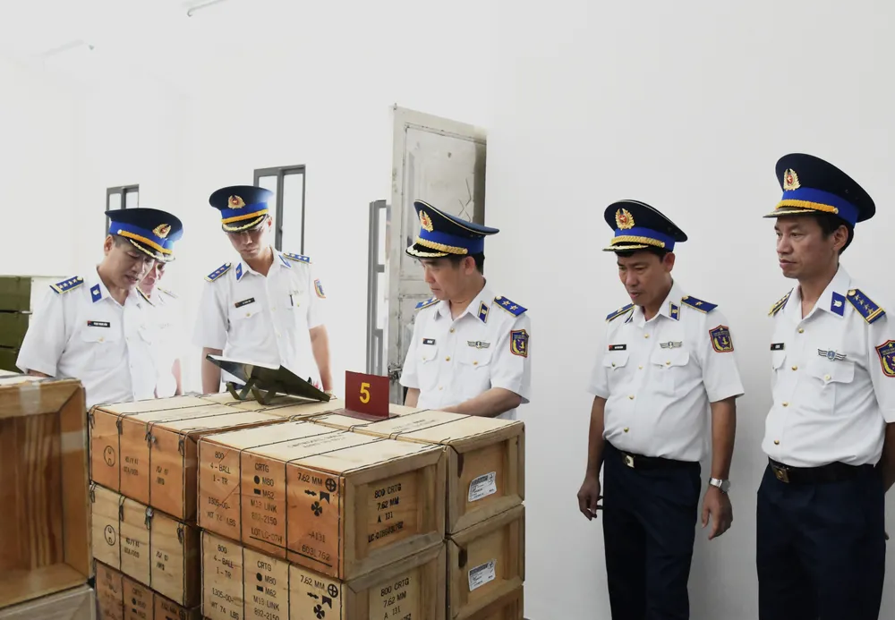 Đoàn công tác kiểm tra công tác bảo quản đạn dược tại kho quân khí Hải đoàn 32 Kiểm tra công tác bảo quản đạn duocj tại kho quân khí Hải đoàn 32.JPG