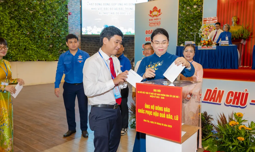 Các đại biểu dự đại hội quyên góp được 29 triệu đồng quyên góp ủng hộ đồng bào khắc phục hậu quả bão, lũ Các đại biểu quyên góp ủng hộ đồng bào khắc phục hậu quả bão, lũ.jpg