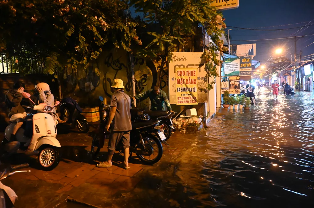 Nhiều người dân chọn phương án chờ nước rút bớt rồi mới tiếp tục di chuyển DSC_0113.JPG