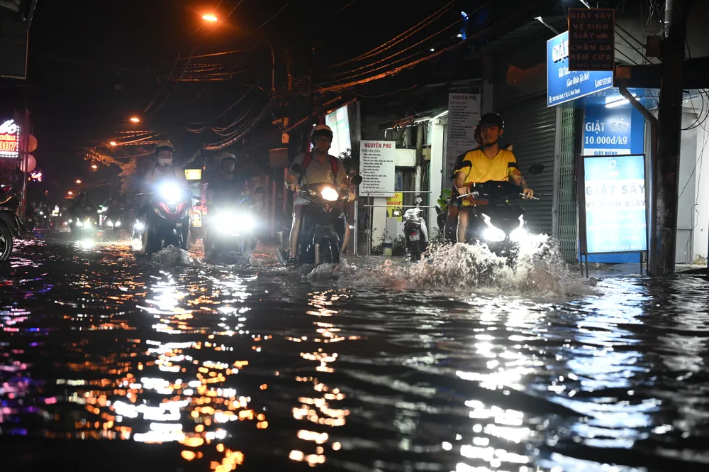21 giờ, tại khu vực phường Bình Quới, người dân bì bõm lội nước về nhà DSC_0121.JPG