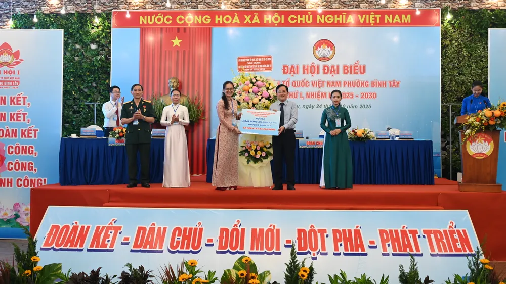 Đồng chí Phùng Thái Quang, Phó Chủ tịch LĐLĐ TPHCM, Trưởng Ban Tổ chức, kiểm tra cơ quan Ủy ban MTTQ Việt Nam thành phố trao bảng tượng trưng hỗ trợ hoạt động an sinh xã hội phường Bình Tây DSC_9764.JPG